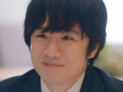 Suzume is portrayed by Japanese actor Shunsuke Kazama (風間俊介).