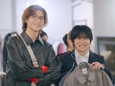 Keishi and Suzume go shopping for clothes.