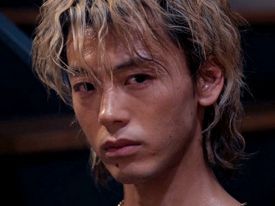 Suzuki is portrayed by Japanese actor Ryoma Takeuchi (竹内涼真).