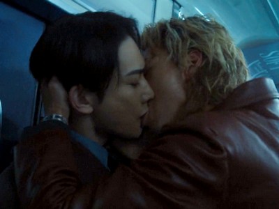 In 10Dance, Sugiki and Suzuki have an iconic kiss on the subway train.