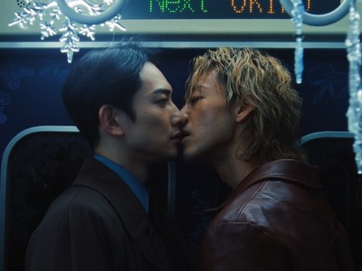 Suzuki gives Sugiki one more kiss on the subway.