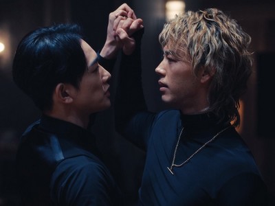 Sugiki teaches Suzuki how to dance.