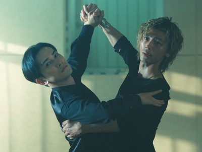 Suzuki and Sugiki are dancing.