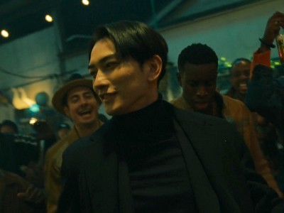 Suzuki takes Sugiki dancing at a bar.