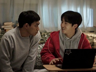 Cheol Jun and Yeong Jun hang out together.