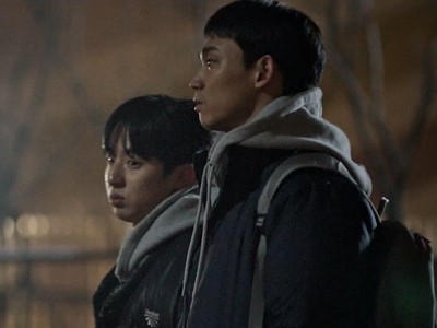 Cheol Jun and Yeong Jun talk at night.
