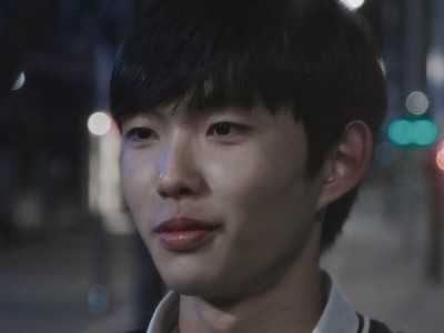 Gyeong Hwan is portrayed by Sim Hyun Seo (심현서).