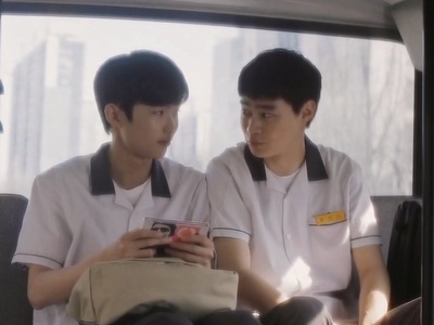 Gyeong Hwan and Jae Min are on the bus together.