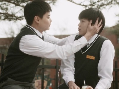 Jae Min grabs Gyeong Hwan's head.