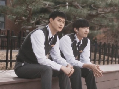 Gyeong Hwan and Jae Min listen to music together.