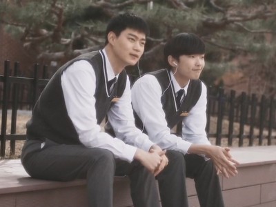 Gyeong Hwan and Jae Min listen to music together.