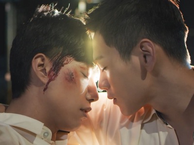 Ren Yu uses his magical powers to heal Long Jie.