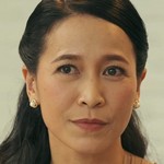 Dew's mom is portrayed by the Thai actress Phiao Duangjai Hiransri (ดวงใจ หิรัญศรี).
