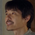 The coffee shop owner is portrayed by Taiwanese actor Spark Chen (陳如山).