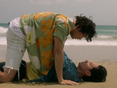 Tian Yu and Xiang fight in the sand.