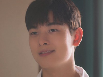Dohyun is portrayed by the Korean actor Woo Ji Han (김명찬).