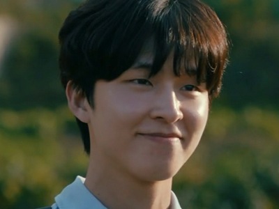 Hyun Min is portrayed by the Korean actor Hong Kyung (홍경).