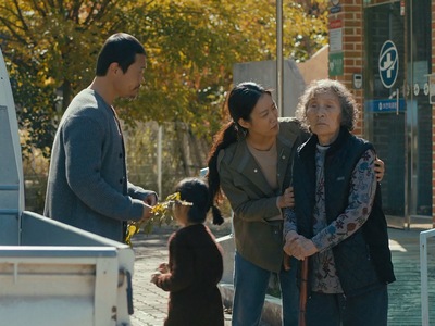 Moon Kyeong takes care of her ill grandmother.