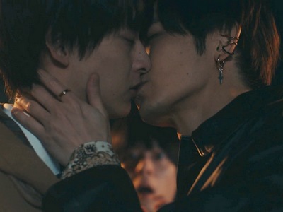Kikuchi and his ex-boyfriend kiss in front of Mob.