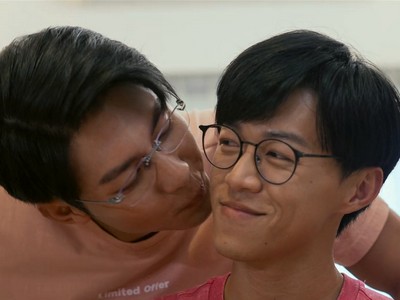 Tian Xiang gives Xiao Nan a kiss.