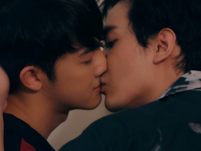 Prod and Pluem kiss.