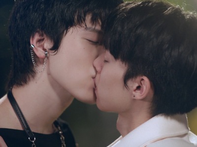 Ray and Jian share a kiss.