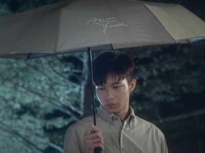 Ye Guang gives Qi Zhang his umbrella.