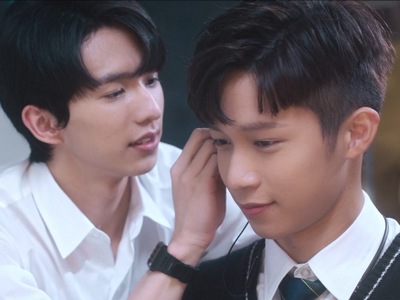 Qi Zhang helps Ye Guang wear a pair of headphones.