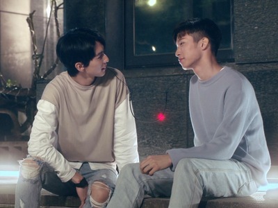 Ye Guang and Qi Zhang are high school students who befriend each other.