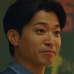 Teacher Chih is portrayed by the Thai actor Phil Hou (侯彥西).