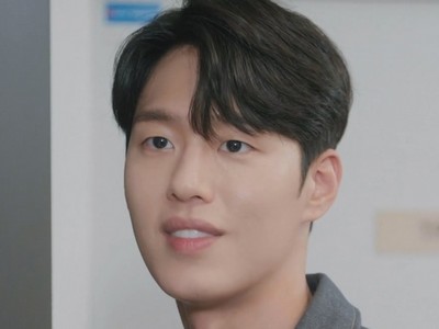 Ki Hoon is portrayed by the Korean actor Won Do Hyun (원도현).
