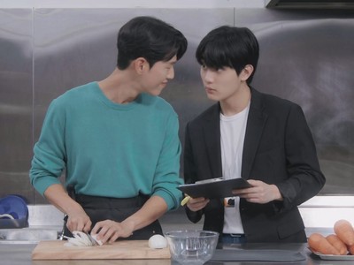Ki Hoon and Ji Yoon bond while working in the kitchen.