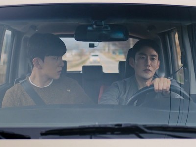 Jiahao and Dojin drive together.