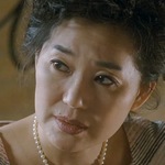 Jin Hyuk's mom is portrayed by the Korean actress Oh Mi Hee (오미희).