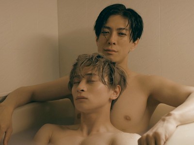 Ainosuke and Okumi are in the bathtub.