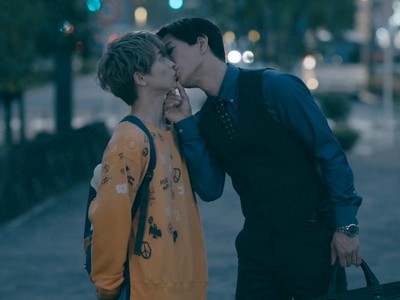 Ainosuke and Okumi kiss.