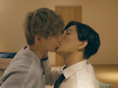 Ainosuke and Okumi kiss.