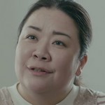 Ainosuke's mother is portrayed by Yuka Ono (小野由香).