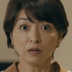Okumi's mother is portrayed by Chieko Hashimoto (橋本智恵子).
