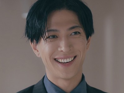 Okumi is portrayed by Japanese actor Yuki Kimisawa (君沢ユウキ).