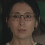 Asami's mom is portrayed by a Japanese actress Akiko Hinagata (雛形あきこ).
