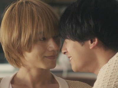 Shirasaki and Asami look at each other.