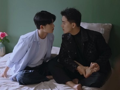 Viet and Dung are in bed.