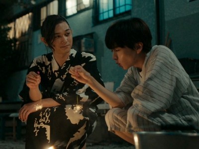 Mori and Rihito play with sparklers.