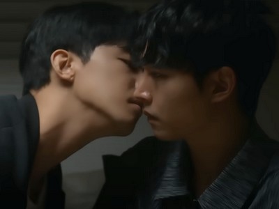 Taeha kisses Jiwoon in the apartment.