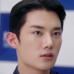 The interviewer is portrayed by Korean actor Ki Hyun Woo (기현우).