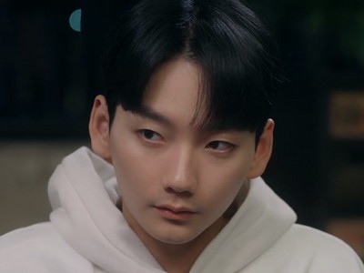 Jiwon is portrayed by Korean actor Yeom Min Hyeok (염민혁).