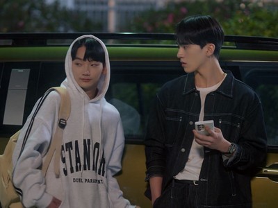 A  drunken Jiwon approaches Jeongwu with the car keys.