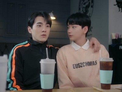 Jiwon and Jeongwu become friends.