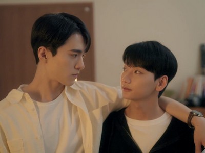 Jiwon and Jeongwu grow closer.